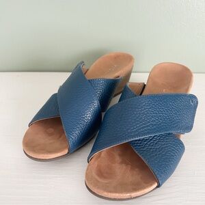 Vionic Leticia blue pebbled leather wedge sandals. Size 7.5